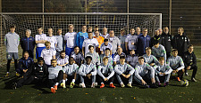 Die U19 Spieler von Werder mit der Auwahlmannschaft von Werkstatt Bremen/Martinshof beim gemeinsamen Gruppenfoto