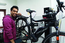 Ahmadi Rohona wird zum Zweiradmechatroniker in der Werkstatt Bremen ausgebildet.