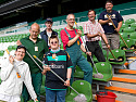 Männer mit Besen und Eimern im Weserstadion