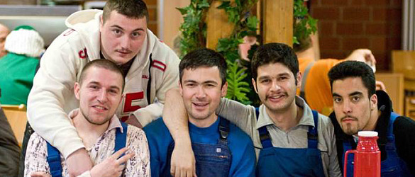Fünf junge Männer im Blaumann posieren für das Foto