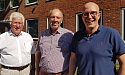 Von links: Wilfried Hautop, Günter Stamerjohanns und Frank Künneke  vor dem KWADRAT (Büro der Stiftung Martinshof)