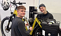 Im Hemelinger Fahrrad-Shop werden die Fahrräder für den Kunden vorbereitet